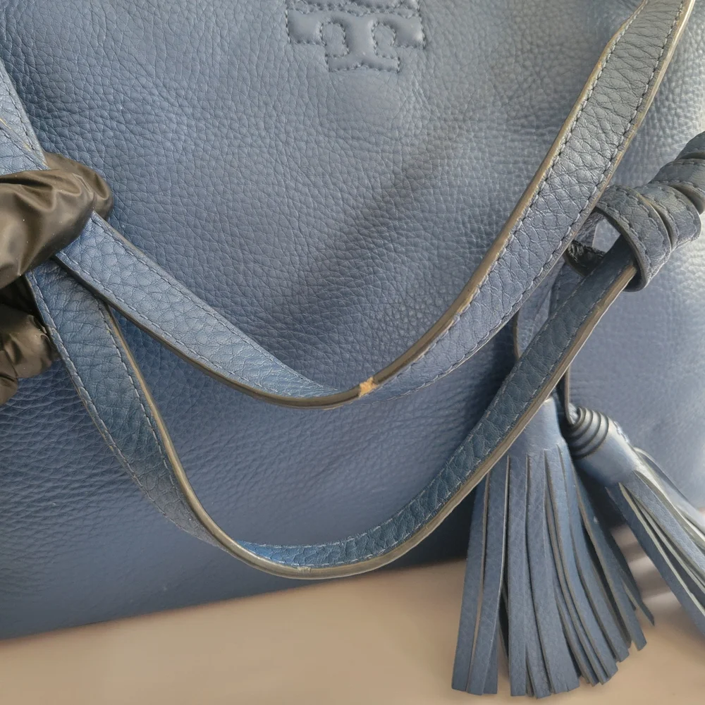 TORY BURCH TASSEL CHARMS SHOULDER BAG.